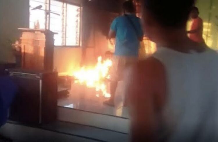 Tebang Pohon Keramat, Pria Ini Dibakar Warga