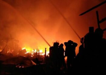 Tebang Pohon Keramat, Pria Ini Dibakar Warga