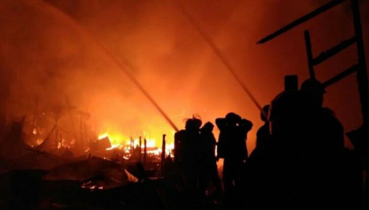 Tebang Pohon Keramat, Pria Ini Dibakar Warga