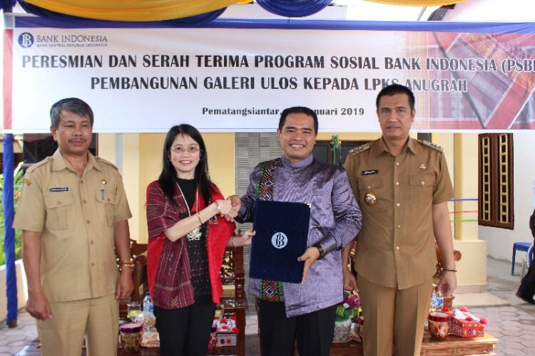 KPw BI Pematangsiantar Serahkan Bantuan Pembangunan Galeri Ulos