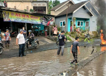 Jalan Rusak Diubah Jadi Kolam Ikan Lele di Kabupaten Bogor Viral
