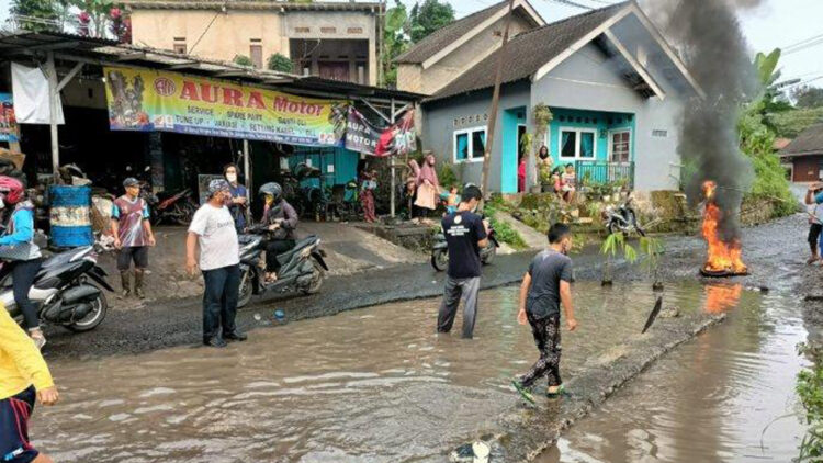 Jalan Rusak Diubah Jadi Kolam Ikan Lele di Kabupaten Bogor Viral