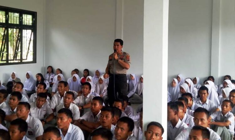 Kapolsek Dolok Masihol, AKP Jhonson M Sitompul saat menyampaikan materi Binluh. (Sugiono/tsp)