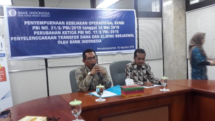 Kepala KPw BI Pematangsiantar, Edhi Rahmanto Hidayat didampingi Eko Listiyono. (n70/tsp)