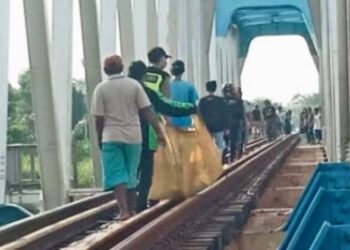 Dilindas Si-'Ular Besi' Saat Seberangi Jembatan, Seorang Ibu dan Dua Balita-nya Tewas Dilindas Si-'Ular Besi' Saat Seberangi Jembatan, Seorang Ibu dan Dua Balita-nya Tewas