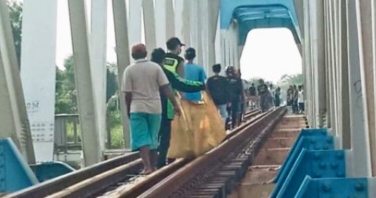 Dilindas Si-'Ular Besi' Saat Seberangi Jembatan, Seorang Ibu dan Dua Balita-nya Tewas Sumber foto; panturapost. (*/tsp)