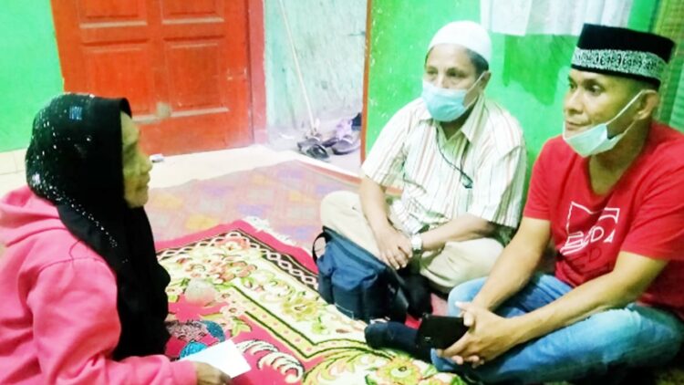 Ketua Forum Wartawan Polri (FWP) Polda Sumut, Zulkifli Tanjung berkunjung ke rumah orangtua Mara Salem Harahap, Senin (21/06/2021) sekira pukul 13.30 WIB.