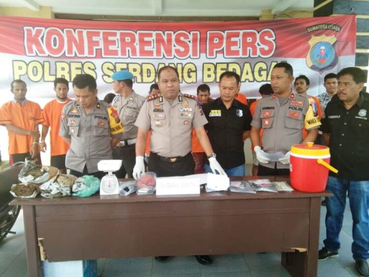 Kapolres Sergai AKBP H Juliarman Eka Putra Pasaribu didampingi Waka Polres Kompol G.H Sudarto, Kabag Ops Kompol, Sofyan dan Kasat Res Narkoba AKP Martualesi Sitepu, Kanit I Sat Res Narkoba, Iptu P. Sinuhaji saat gelar konferensi pers di Mapolres Sergai di Seirampah. (Sugiono/tsp)