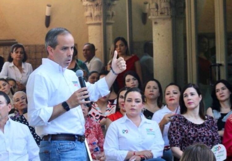 Pose Selfie 'Jempol ke Atas' Bareng Pendukung, Seorang Politisi Ditembak Mati Pose Selfie 'Jempol ke Atas' Bareng Pendukung, Seorang Politisi Ditembak Mati