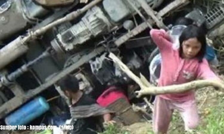 Tak Mampu di Tanjakan, Truk Pengangkut Alkitab Mundur dan Terperosok ke Jurang