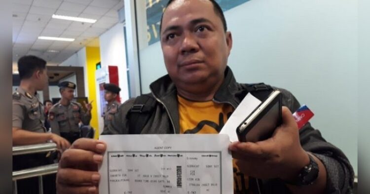 Sony menunjukkan boarding pass pesawat Lion Air JT 610 yang sudah dicetaknya. - Bangka Pos/Krisyanidayati.