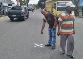 Tabrak Lari di Depan Timbangan Simpang Dua, Seorang Pejalan Kaki Terkapar Tabrak Lari di Depan Timbangan Simpang Dua, Seorang Pejalan Kaki Terkapar