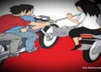 Tarik-Menarik Tas Sama Jambret, Seorang Pegawai PN Jatuh dan Terseret di Aspal Jalan Tarik-Menarik Tas Sama Jambret, Seorang Pegawai PN Jatuh dan Terseret di Aspal Jalan