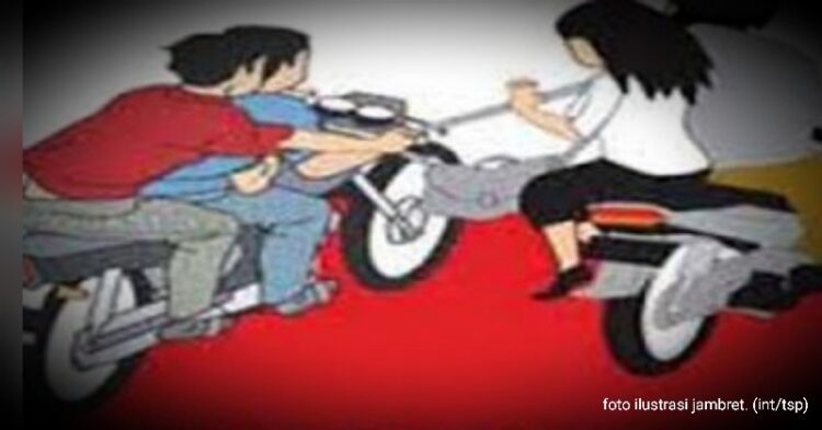 Tarik-Menarik Tas Sama Jambret, Seorang Pegawai PN Jatuh dan Terseret di Aspal Jalan
