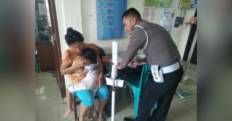 Senggolan dengan Ojek Online, Sepeda Motor Tumpangan Balita ini Terjungkal ke Aspal