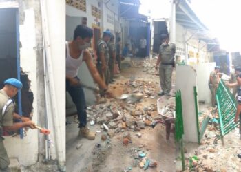 Tim Satpol PP Kota Pematangsiantar Bongkar Dapur dan Pagar Rumah Warga