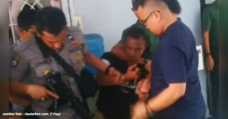 Ngamuk Usai Menjalani Persidangan, Hadimuan Tambunan 'Dipiting' Petugas