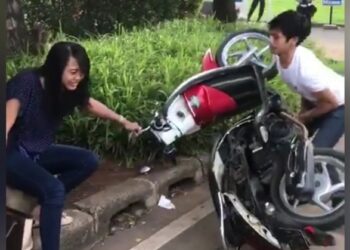 Tak Terima Ditilang, Seorang Pria Ngamuk dan Menghancurkan Sepeda Motor Ceweknya Tak Terima Ditilang, Seorang Pria Ngamuk dan Menghancurkan Sepeda Motor Ceweknya