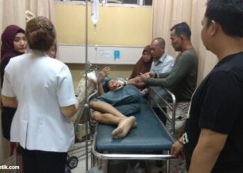 Kejar Tersangka Penikaman Sampai ke 'Sarang'-nya, Anggota Polisi ini Kena Tikam Kejar Tersangka Penikaman Sampai ke 'Sarang'-nya, Anggota Polisi ini Kena Tikam