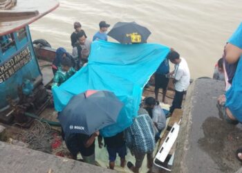 Mancing Cumi, KM Pinang Sebatang Dihantam Puting Beliung, 1 Tewas 12 Selamat