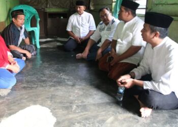 Walikota Pematangsiantar Santai Duduk di Lantai Sambil Pegang Botol Air Mineral