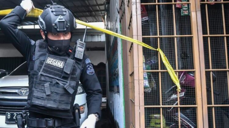 Polisi Temukan Atribut FPI Saat Geledah Terduga Teroris
