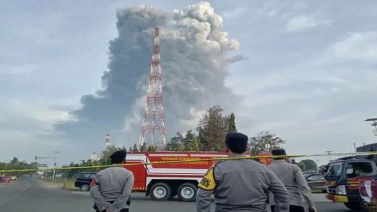 Sempat Padam, Api Kilang Minyak Balongan Kembali Berkobar Api Kilang Minyak Balongan Kembali Berkobar