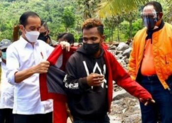 Dipakaikan Jaket Merah Milik Jokowi, Pengungsi di NTT Ini Kegirangan