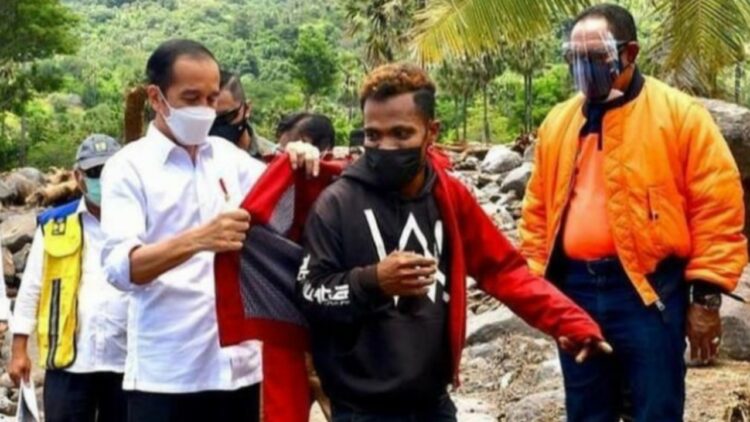 Dipakaikan Jaket Merah Milik Jokowi, Pengungsi di NTT Ini Kegirangan Dipakaikan Jaket Merah Milik Jokowi, Pengungsi di NTT Ini Kegirangan