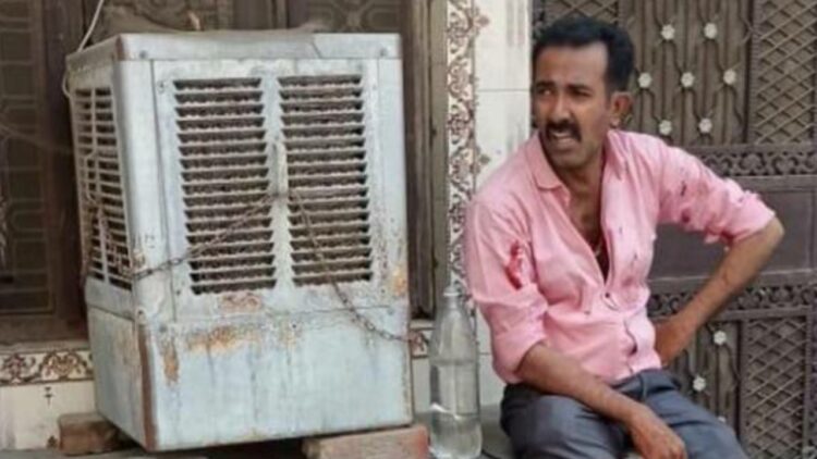 Pria Ini 'Santuy' di Pinggir Jalan Usai Tikam Istri 25 Kali