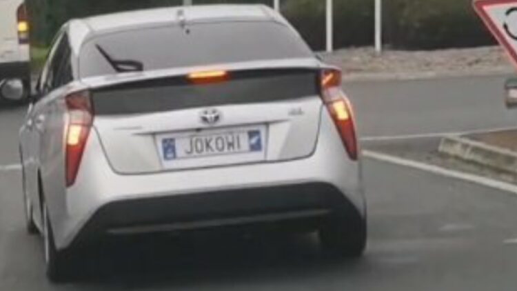 Mobil Berplat Jokowi