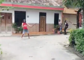 Polisi Ditantang Pria Bersamurai