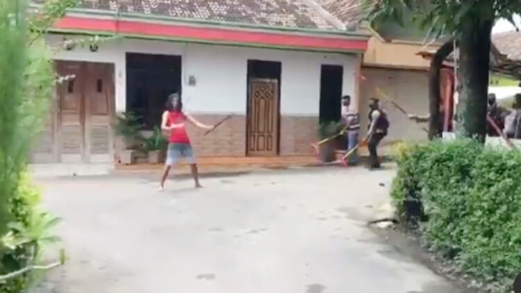 Polisi Ditantang Pria Bersamurai