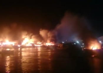 Puluhan Kapal yang 'Parkir' di Pelabuhan Benoa Bali Dilalap Sijago Merah