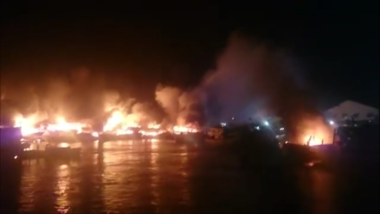 Puluhan Kapal yang 'Parkir' di Pelabuhan Benoa Bali Dilalap Sijago Merah