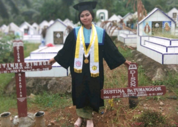 Usai Diwisuda Cuma Bisa Peluk Salib Orangtuanya, Postingan Boru Sinaga ini Undang Rasa Haru