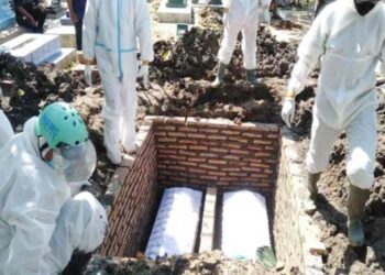 Sedih, Jenazah Pasutri Positif Covid-19 Dimakamkan Satu Liang Kubur