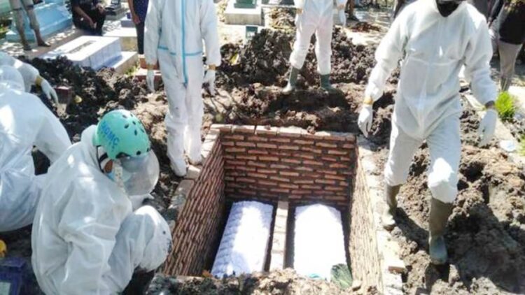 Sedih, Jenazah Pasutri Positif Covid-19 Dimakamkan Satu Liang Kubur