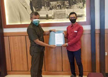 Walikota Blitar dituntut minta maaf karena diduga tidak patuhi protokol kesehatan Covid-19.