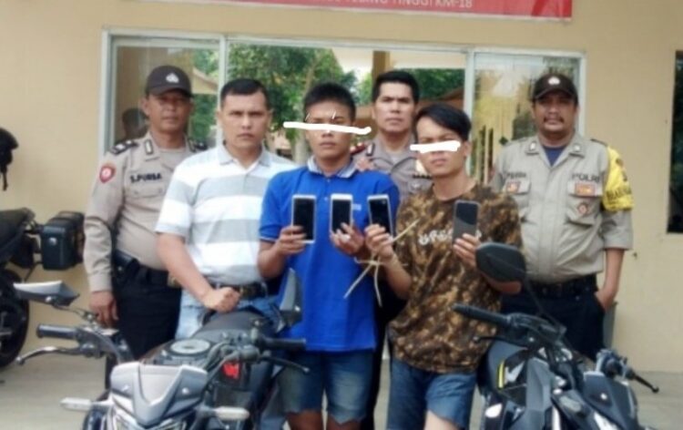 Dua tersangka jambret di Mapolsek Dolok Masihul. (Sugiono/tsp)
