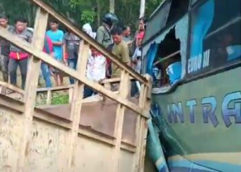 Laga Kambing Kontra Bus di Jalan Medan, Sopir Truk Pengangkut Batu Bata Remuk Terjepit Laga Kambing Kontra Bus di Jalan Medan, Sopir Truk Pengangkut Batu Bata Remuk Terjepit