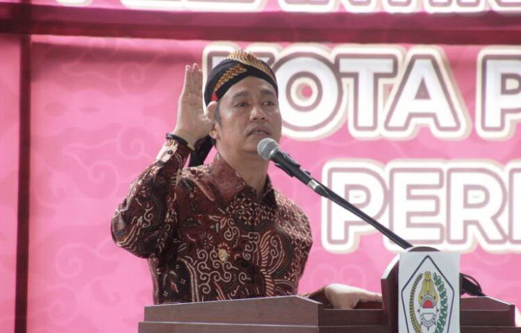 Walikota Pematangsiantar H Hefriansyah SE MM saat memberikan kata sambutan di acara pelantikan pengurus DPD Pujakesuma Kota Pematangsiantar. (ist/tsp)