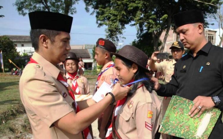 Walikota Siantar menyematkan tanda peserta pertanda dibukanya Dian Pinru. (ist/tsp)