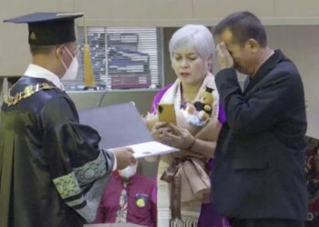 Samuel Hutabarat Wakili Almarhum Brigadir J Terima Ijazah, Wisudawan Menangis Massal