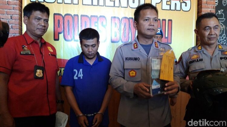 Tersangka pakai baju biru. sumber foto; detik.com. (*)