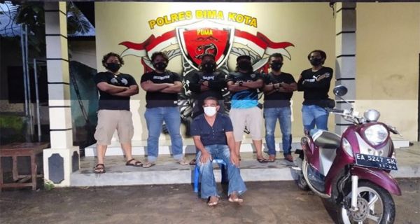 Pria Ngaku Dukun Kunci ABG di Kamar Mandi Hotel, Lalu... Pria ngaku dukun berinisial MP saat diamankan petugas.