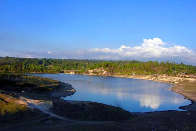 6 Lokasi Terbaik Menikmati Keindahan Danau Toba yang Menakjubkan danau sidihoni