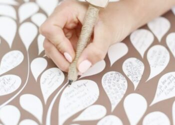 Pernikahan merupakan momen sangat bahagia yang ingin dibagikan kepada orang terdekat dan sanak saudara melalui resepsi pernikahan.