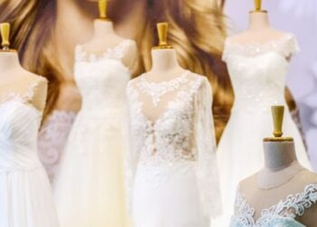 10 Hal yang Ada di Hati Owner Butik Gaun Pernikahan Memilih gaun pernikahan di butik jangan begitu agresif. Owner butik juga punya uneg-uneg yang ingin disampaikan pada Anda dan keluarga loh.